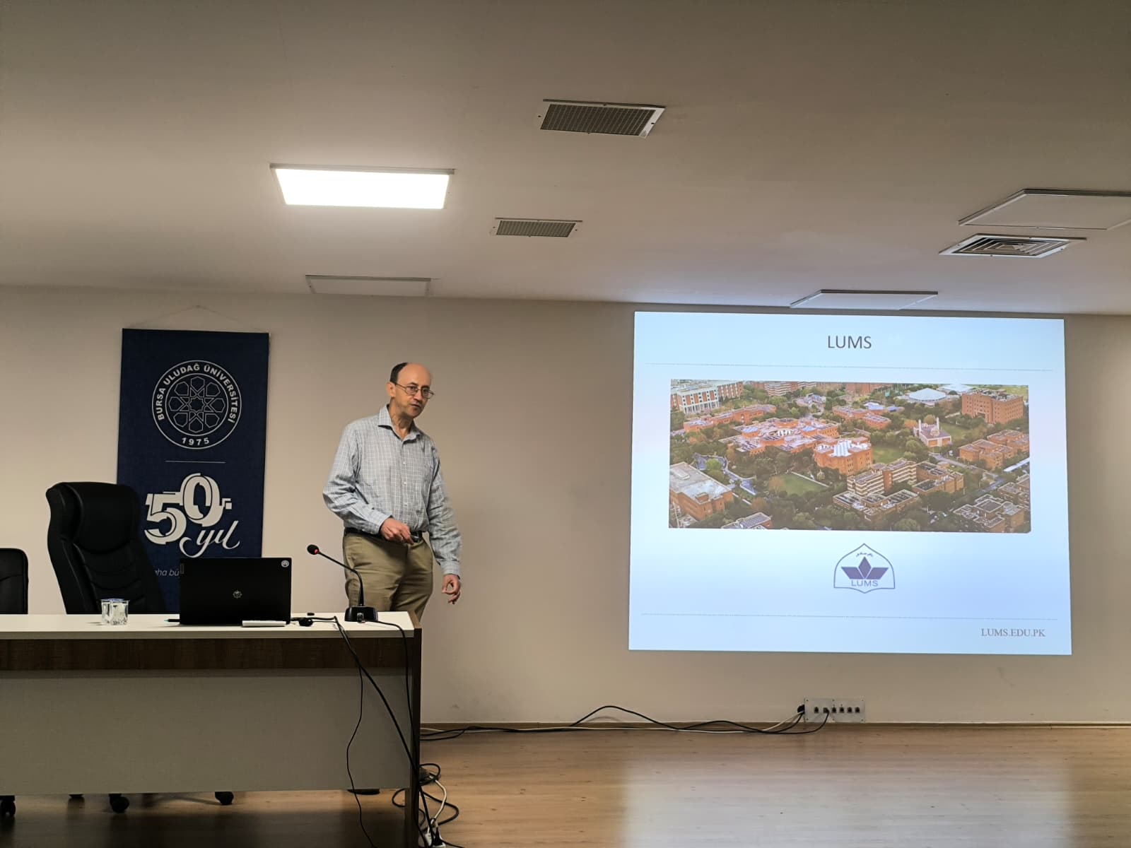 Prof. Walther Schwarzacher Yüzey Fiziği ve Biyofizik Üzerine Seminer Verdi.